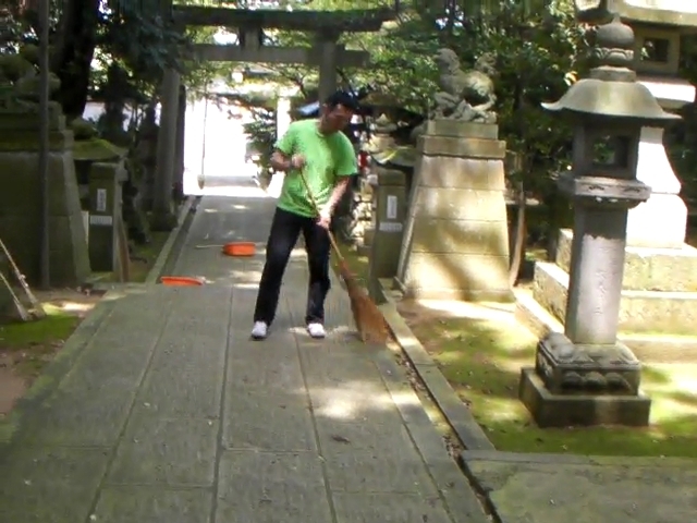 狭野神社参道の掃き掃除